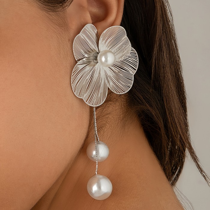 A Pair Of Sweet And Elegant Earrings With Imitation Pearl Flowers And Tassels For Women's Holidays, Birthdays, Dates, Dance Parties, Vacations, Shopping, Daily Commuting Accessories