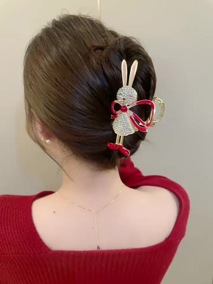 Adorable Metallic Crystal Diamond Rabbit Claw with Exquisite Ears, Shark Clip for a Stylish Updo, Suitable for Everyday Wear And Party Occasions.