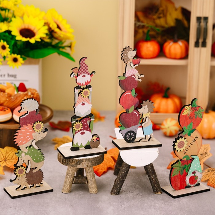 Charming Wooden Gnome & Hedgehog Thanksgiving Table Sign – Autumn Harvest Decor with Pumpkins, Apples & Sunflowers, Perfect Fall & Thanksgiving Home Decoration