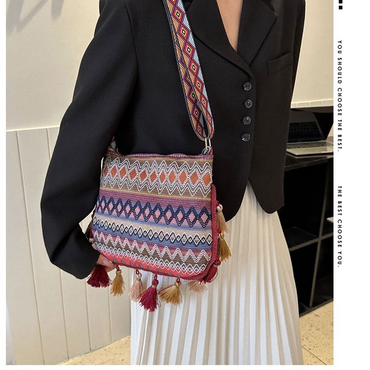 Women’s Vintage Crossbody Bag – Coffee Brown Small Purse with Chain Strap & Zipper