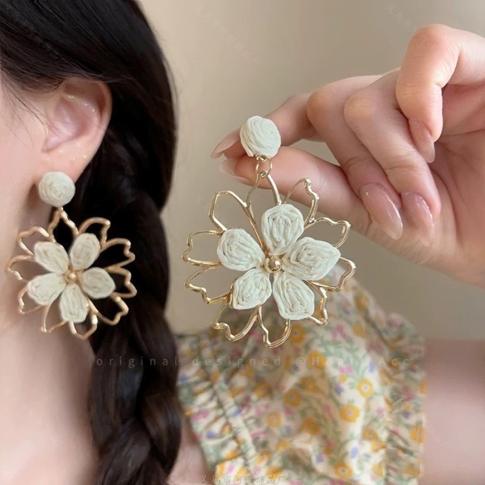 Exquisite White Color Shell Flower Long Tassel Earrings for Women Ins Style Statement Plant Elegant Ear Jewelry Accessories