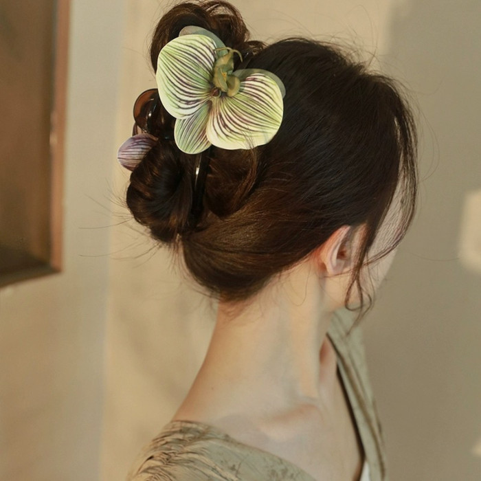 Women's Elegant Floral Claw Hair Clip - Butterfly-like flower design with Grip, Non-Slip Hairpin for Updos, Formal Events, Everyday Hairstyles - Green Floral Hair Accessory for Women, Hairstyle Enhancer, Sophisticated Hairpiece, Detailed Craftsmanship, Fashion Lovers