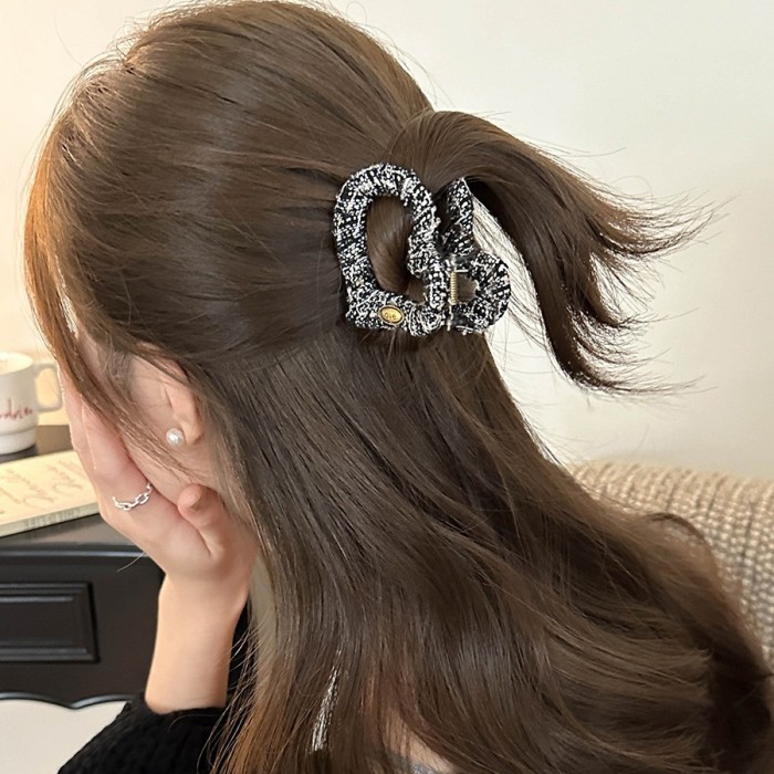 💕Elegant Heart Hair Clip 💫 Korean-Style Half-Updo Accessory for Women