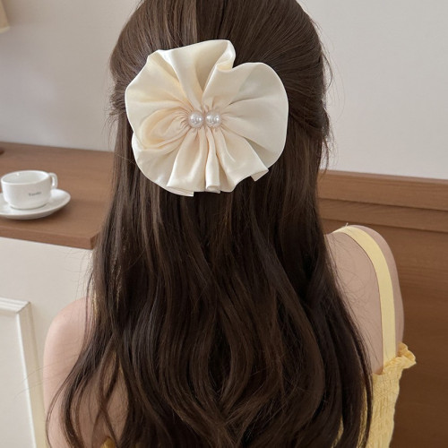 🌸 Elegant Pearl Satin Flower Hair Clip – Soft Pleated Round Design for Weddings & Parties 🌸