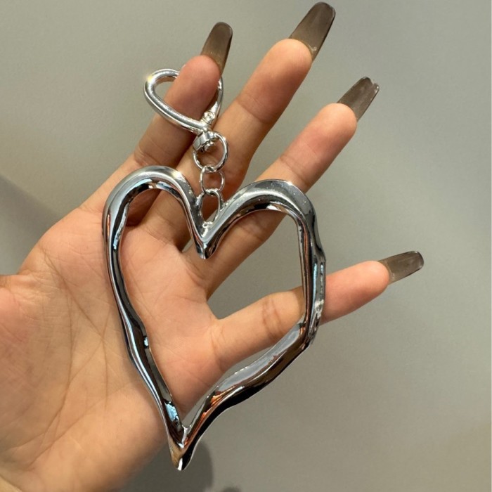 Exaggerated Big Hollow Heart Pendant Keychain for Women Trendy Bags Accessories Fashion Simple Love Jewelry
