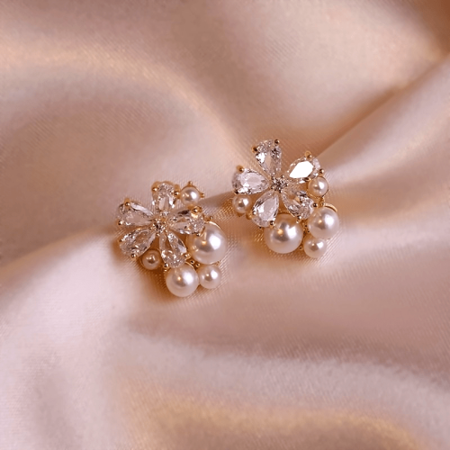A Pair of Exquisite And Elegant Cherry Blossom Imitation Pearl Earrings, Suitable for Women to Wear on Various Occasions Such As Daily Life, Parties, Proms, Travel, Vacations, Music Festivals, And Weddings, Making Them a Perfect Gift for Girlfriends