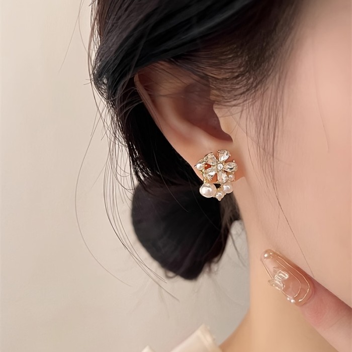A Pair of Exquisite And Elegant Cherry Blossom Imitation Pearl Earrings, Suitable for Women to Wear on Various Occasions Such As Daily Life, Parties, Proms, Travel, Vacations, Music Festivals, And Weddings, Making Them a Perfect Gift for Girlfriends