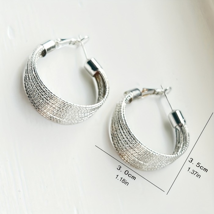 A Pair of Vintage-Style Women'S Earrings with a Geometric Iron Texture, Perfect for Holidays, Inspired by European And American Fashion