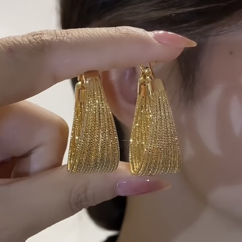 A Pair of Vintage-Style Women'S Earrings with a Geometric Iron Texture, Perfect for Holidays, Inspired by European And American Fashion