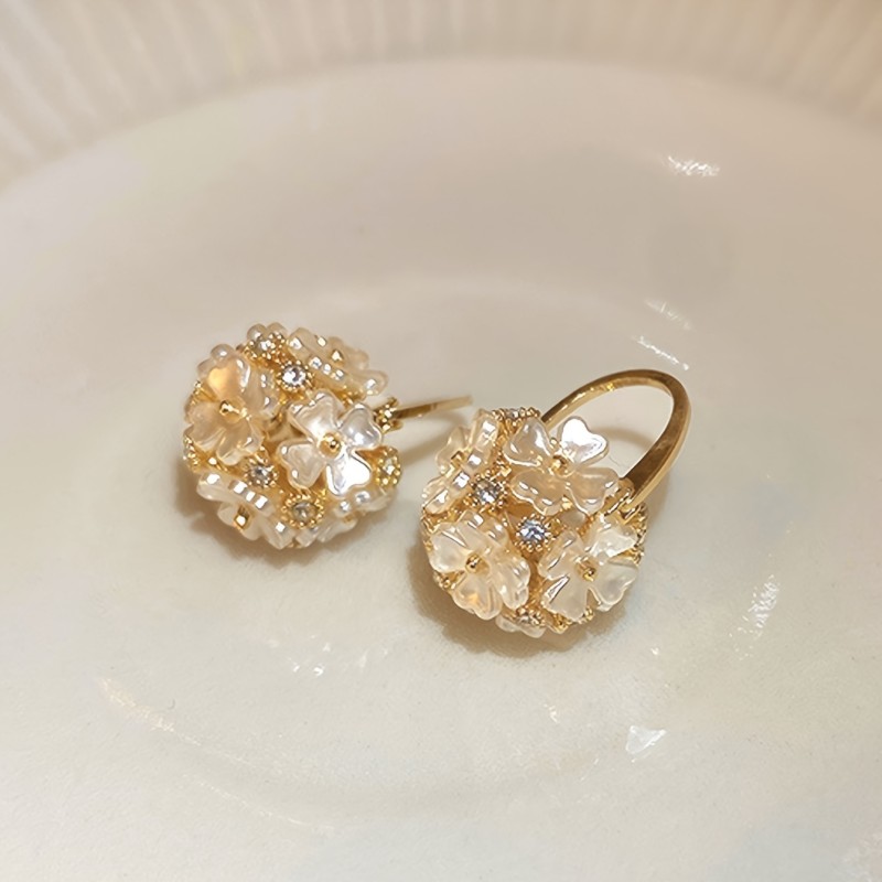 Popular Women'S Stud Earrings, a Pair of Unique Fashion Flower Designs Adorned with Rhinestones.