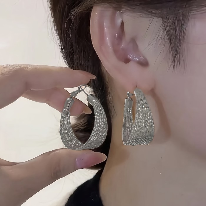 A Pair of Vintage-Style Women'S Earrings with a Geometric Iron Texture, Perfect for Holidays, Inspired by European And American Fashion