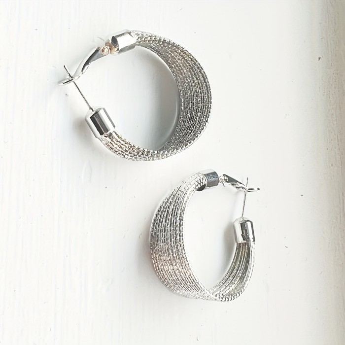 A Pair of Vintage-Style Women'S Earrings with a Geometric Iron Texture, Perfect for Holidays, Inspired by European And American Fashion