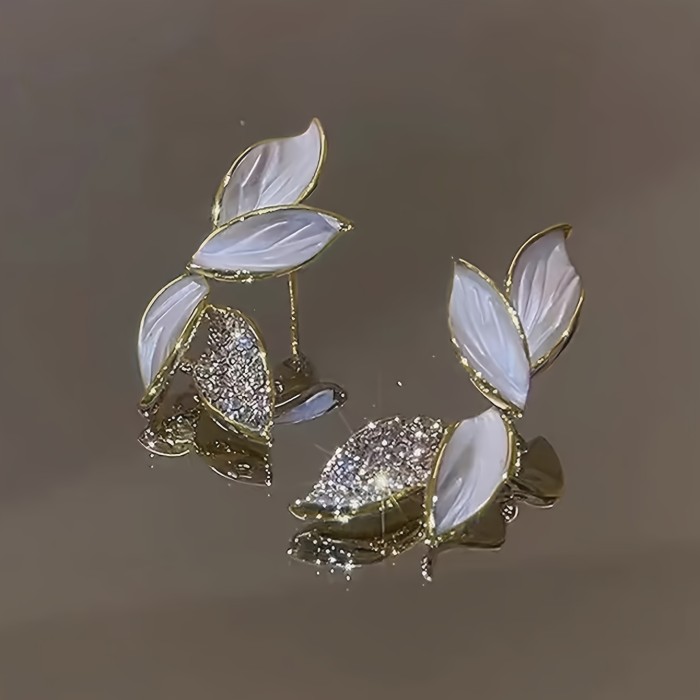 A Set of Women'S Earrings Featuring a French-Inspired Design, Showcasing a Refined And Elegant Leaf Motif, Adorned with Artificial Glass for a Touch of Light Luxury.