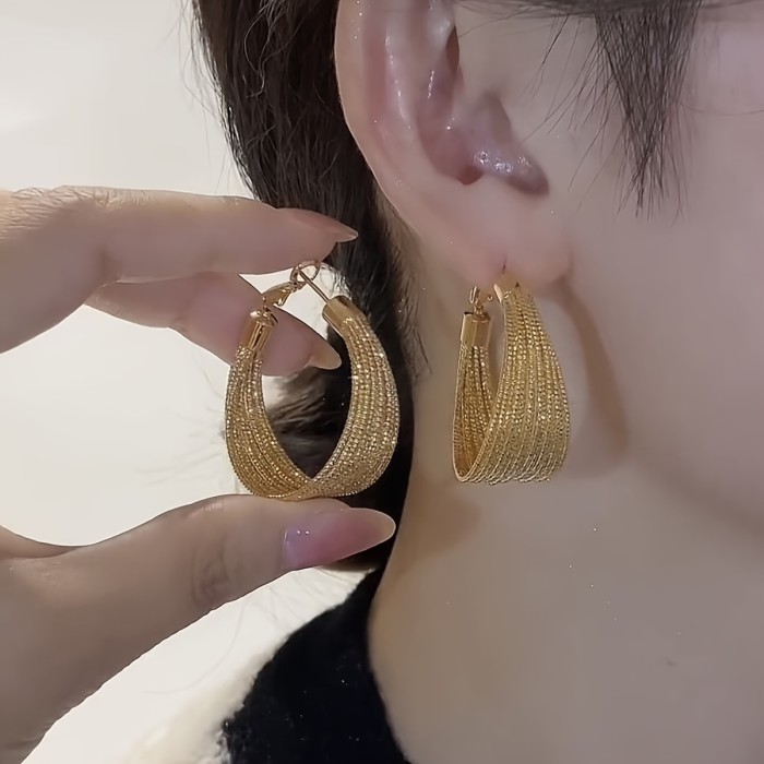 A Pair of Vintage-Style Women'S Earrings with a Geometric Iron Texture, Perfect for Holidays, Inspired by European And American Fashion