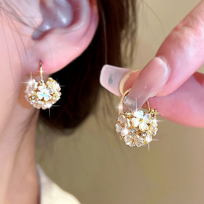 Popular Women'S Stud Earrings, a Pair of Unique Fashion Flower Designs Adorned with Rhinestones.