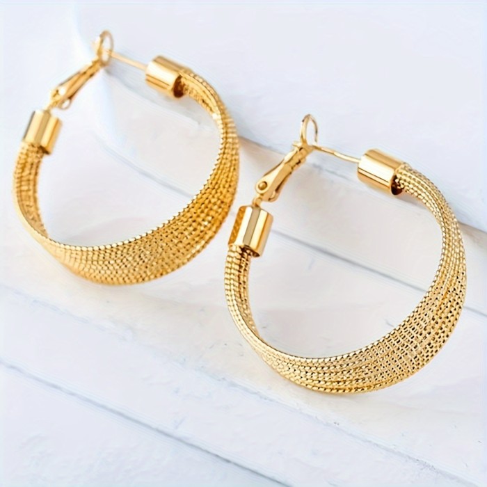 A Pair of Vintage-Style Women'S Earrings with a Geometric Iron Texture, Perfect for Holidays, Inspired by European And American Fashion