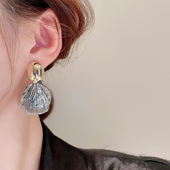 A Pair of Metal Shell Textured Earrings with a Unique Color Contrast, Embodying a Minimalist European And American Style.