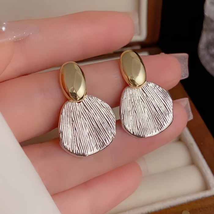 A Pair of Metal Shell Textured Earrings with a Unique Color Contrast, Embodying a Minimalist European And American Style.