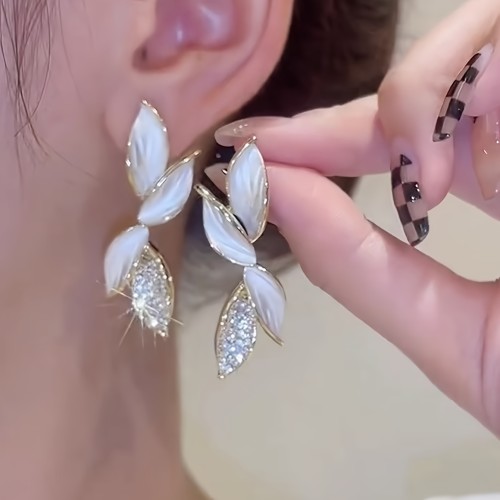 A Set of Women'S Earrings Featuring a French-Inspired Design, Showcasing a Refined And Elegant Leaf Motif, Adorned with Artificial Glass for a Touch of Light Luxury.