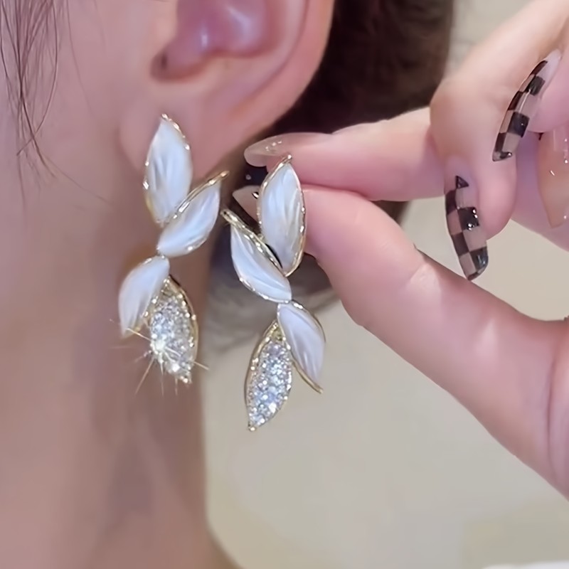 A Set of Women'S Earrings Featuring a French-Inspired Design, Showcasing a Refined And Elegant Leaf Motif, Adorned with Artificial Glass for a Touch of Light Luxury.