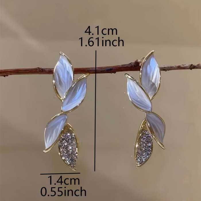 A Set of Women'S Earrings Featuring a French-Inspired Design, Showcasing a Refined And Elegant Leaf Motif, Adorned with Artificial Glass for a Touch of Light Luxury.