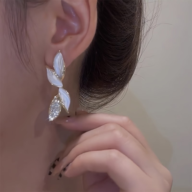 A Set of Women'S Earrings Featuring a French-Inspired Design, Showcasing a Refined And Elegant Leaf Motif, Adorned with Artificial Glass for a Touch of Light Luxury.