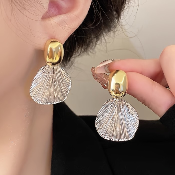 A Pair of Metal Shell Textured Earrings with a Unique Color Contrast, Embodying a Minimalist European And American Style.
