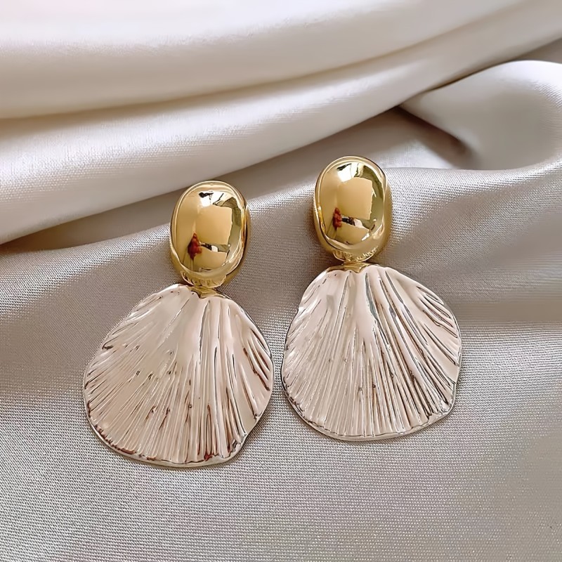 A Pair of Metal Shell Textured Earrings with a Unique Color Contrast, Embodying a Minimalist European And American Style.