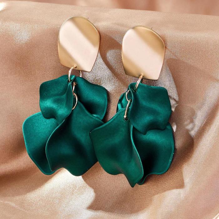 Exquisite Rose Petal Dangle Earrings – Luxury-Inspired Alloy Jewelry ✨
