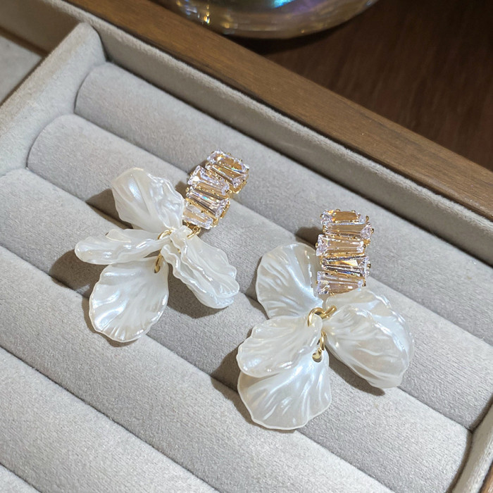 Elegant French Floral Dangle Earrings ✨