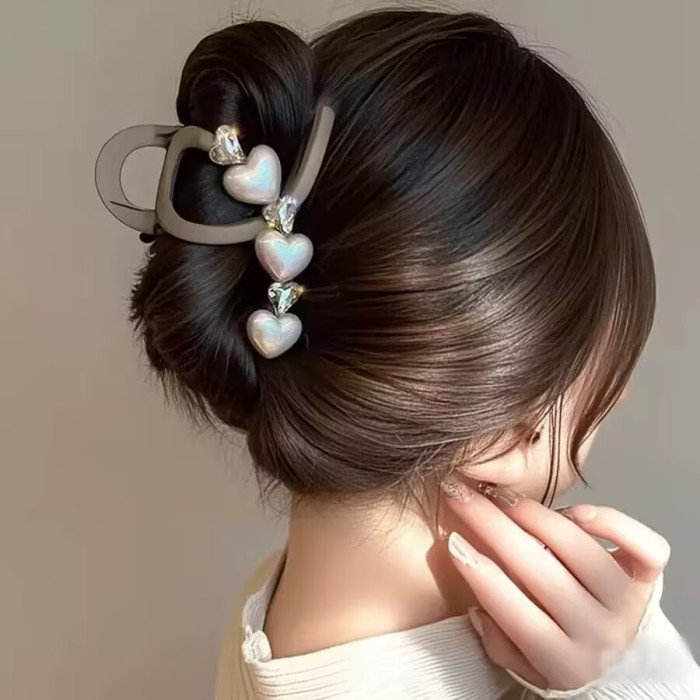Elegant Vintage Heart Pearl & Rhinestone Hair Clip ✨