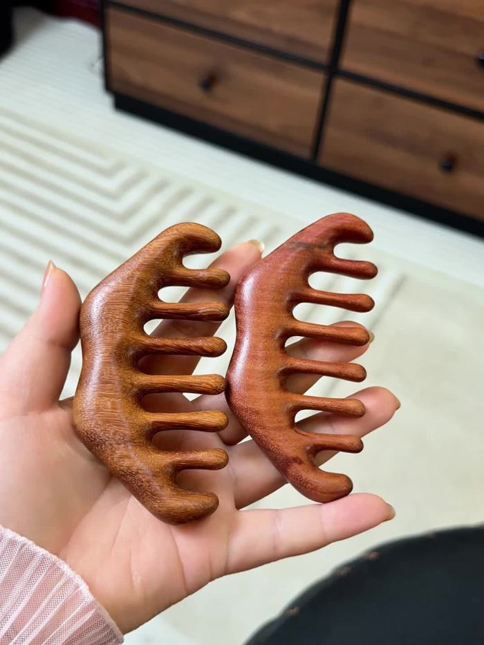 Natural Sandalwood Wide Tooth Massage Comb Anti Static Gua Sha Comb For All Hair Types