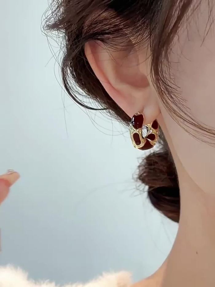 Retro French Elegant Circle Ear Cuffs for Daily Commute and Autumn Winter Dating