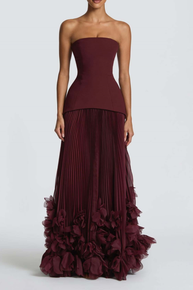 Slimming Strapless Pleated Flared Train Formal Gown for Holiday Photoshoots and Anniversary Dinners