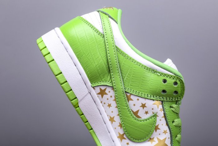 Nike SB Dunk Low Supreme Stars Mean Green (2021)