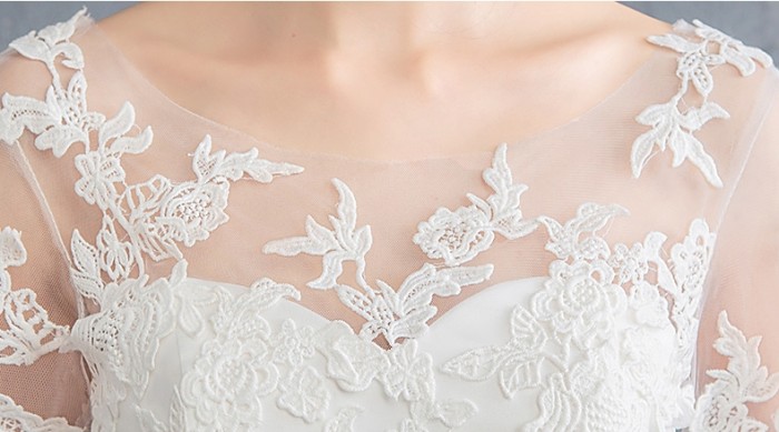 The new bride's long-sleeved simple white trailing princess maternity wedding dress