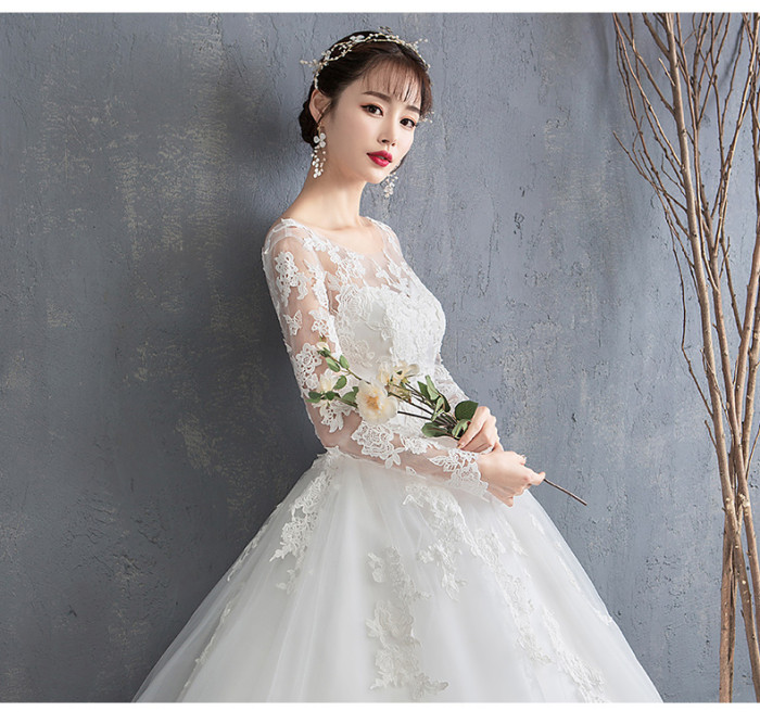 The new bride's long-sleeved simple white trailing princess maternity wedding dress