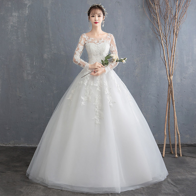 The new bride's long-sleeved simple white trailing princess maternity wedding dress