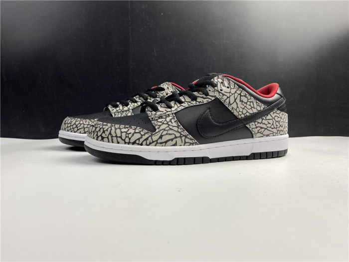 Free shipping from maikesneakers Supreme × Nike SB Dunk Low “Black Cement 304292-131