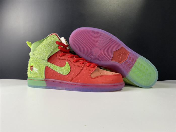 Free shipping from maikesneakers Dunk SB Nike SB Dunk High Strawberry Cough CW7093-600