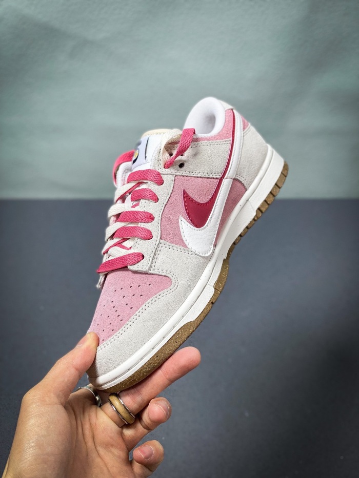 Women  Nike SB Dunk Low   (maikesneakers)