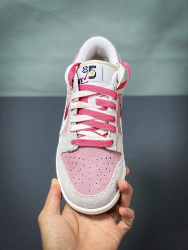 Women  Nike SB Dunk Low   (maikesneakers)