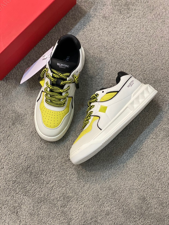 Men  Women  𝑉*𝐴𝐿𝐸𝑁𝑇𝐼𝑁𝑂 Top Sneaker