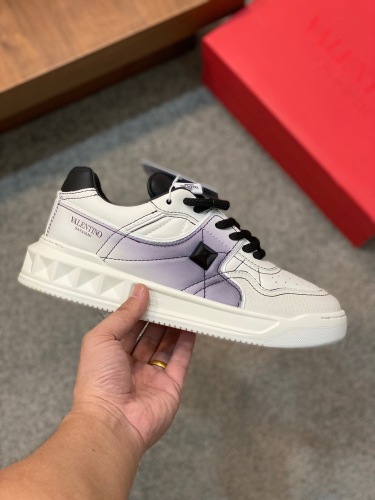 Men  Women  𝑉*𝐴𝐿𝐸𝑁𝑇𝐼𝑁𝑂 Top Sneaker