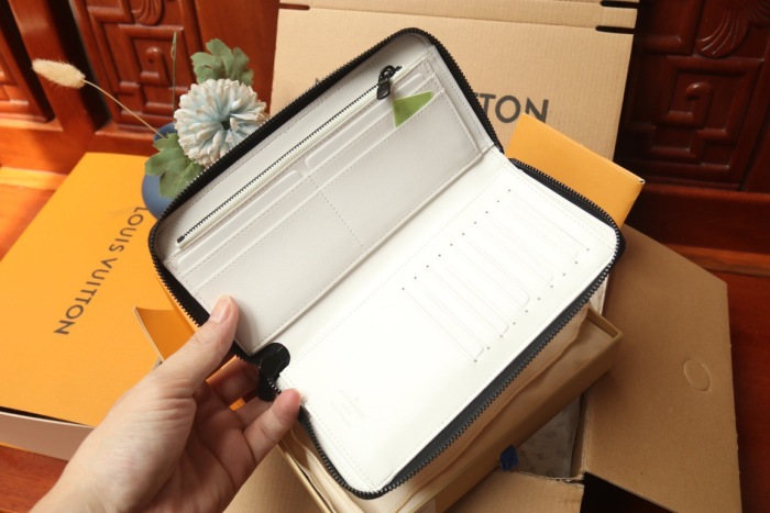L*ouis V*uitton  Top Bag (maikesneakers)