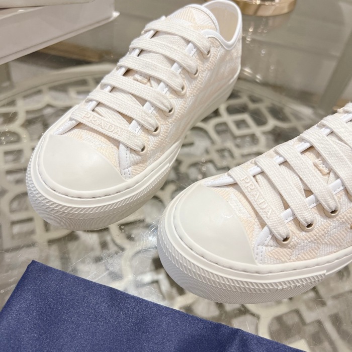 Women  Top Quality P*rada shoes
