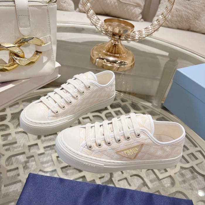 Women  Top Quality P*rada shoes
