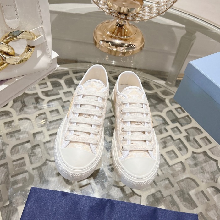 Women  Top Quality P*rada shoes