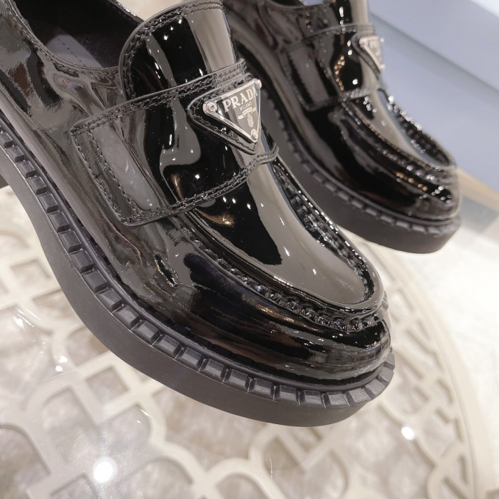 Women  Top Quality P*rada shoes