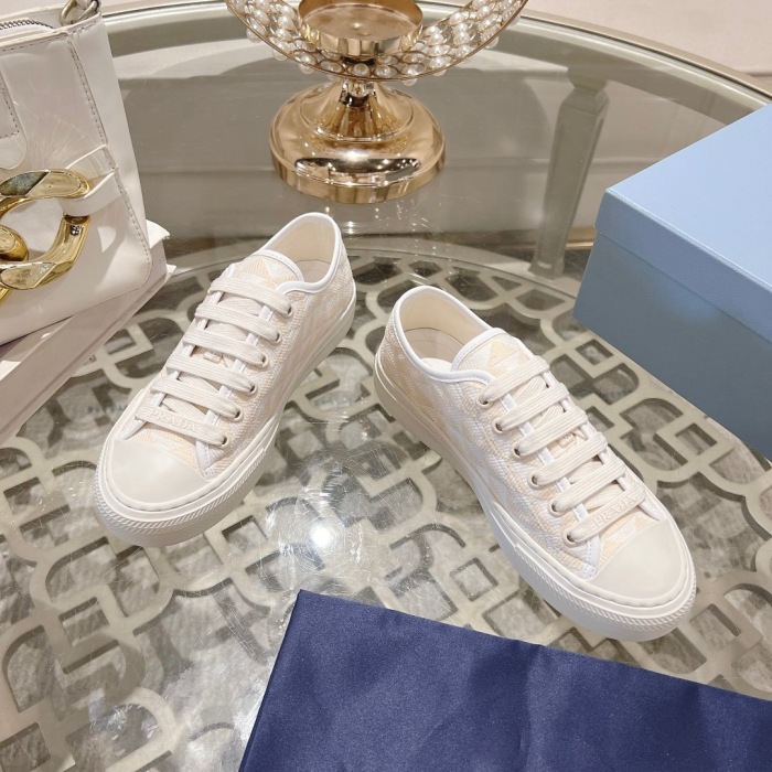 Women  Top Quality P*rada shoes